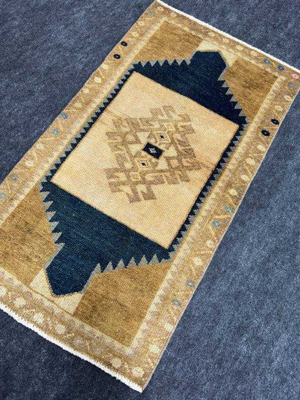 Turkish Yastik Rug 1'7" x 2'9" #23842