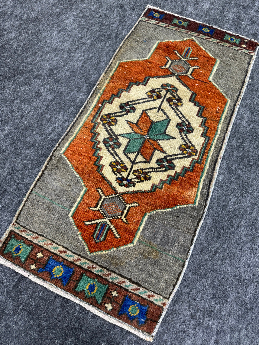 Turkish Yastik Rug 1'3" x 2'8" #23845