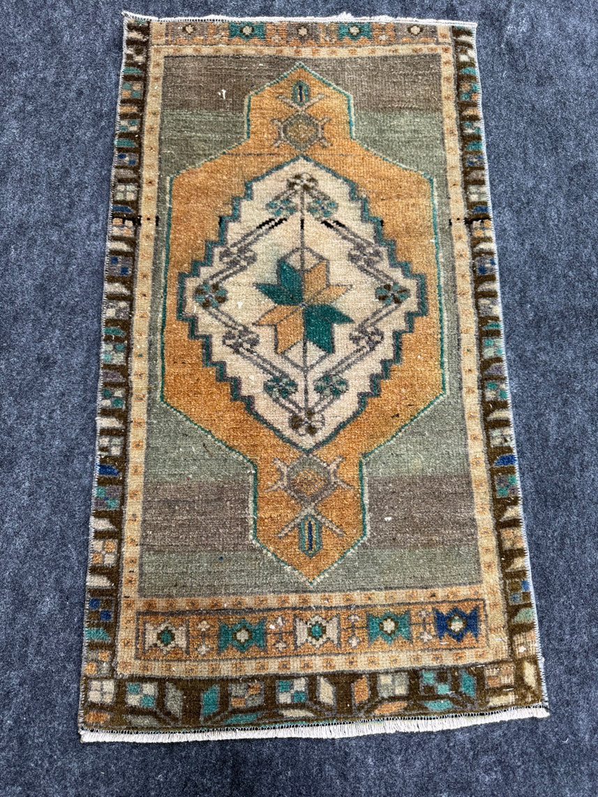 Turkish Yastik Rug 1'5" x 2'8" #23849