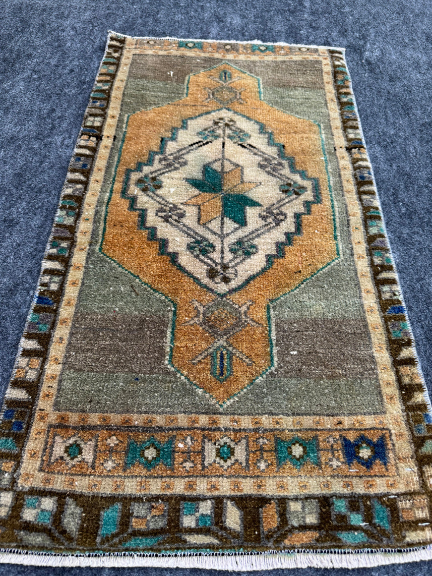 Turkish Yastik Rug 1'5" x 2'8" #23849