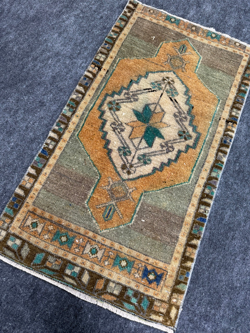 Turkish Yastik Rug 1'5" x 2'8" #23849