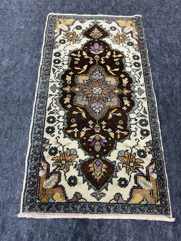 Turkish Yastik Rug 1'7" x 2'11" #23830