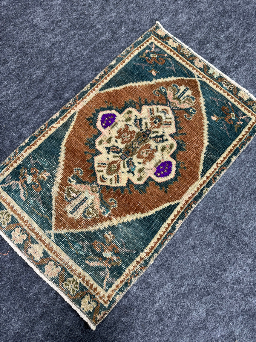 Turkish Yastik Rug 1'7" x 2'7" #23827