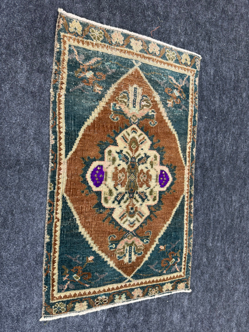 Turkish Yastik Rug 1'7" x 2'7" #23827
