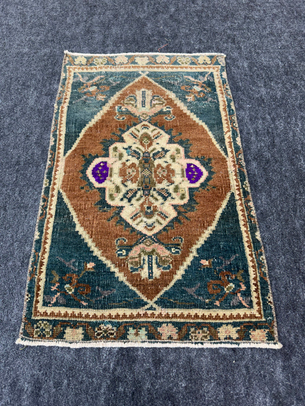 Turkish Yastik Rug 1'7" x 2'7" #23827