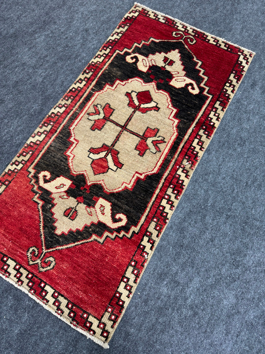 Turkish Yastik Rug 1'7" x 3'4" #23817