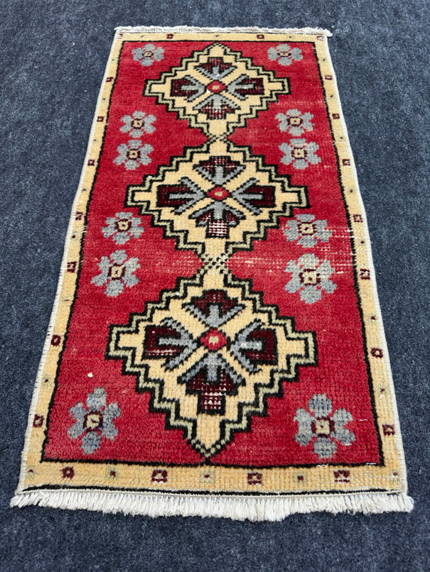 Turkish Yastik Rug 1'5" x 2'10" #23684