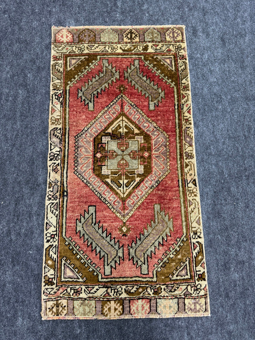 Turkish Yastik Rug 1'4" x 2'8" #24226