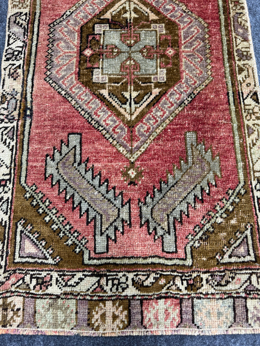 Turkish Yastik Rug 1'4" x 2'8" #24226
