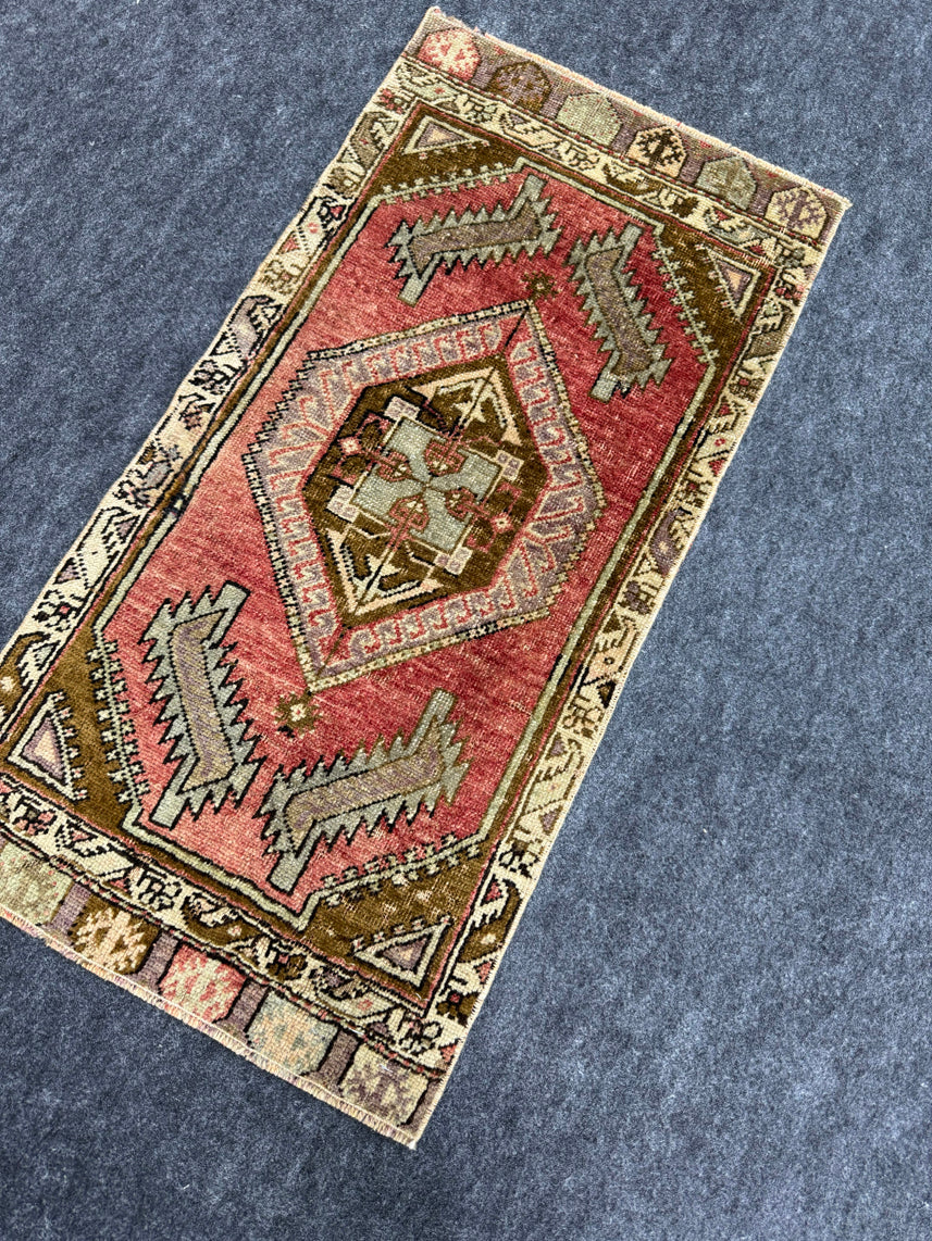 Turkish Yastik Rug 1'4" x 2'8" #24226