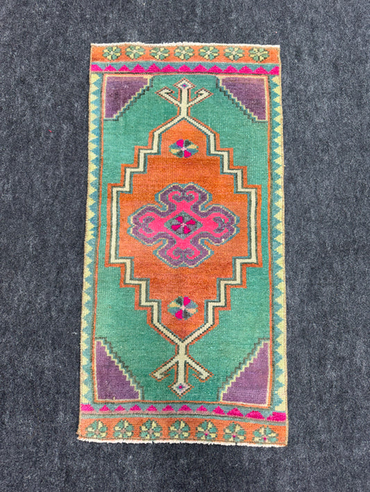 Turkish Yastik Rug 1'5" x 2'9" #24200