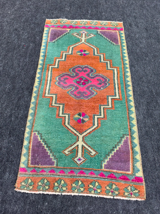 Turkish Yastik Rug 1'5" x 2'9" #24200