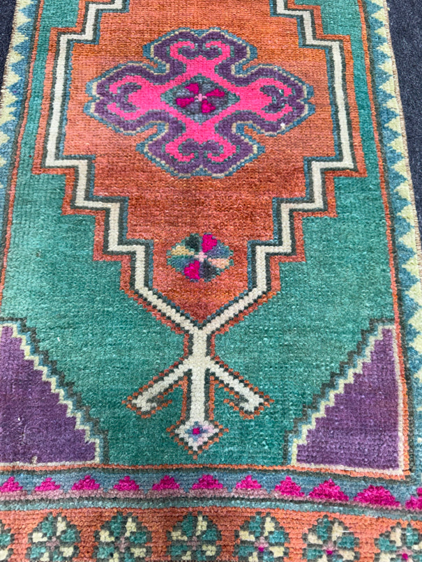 Turkish Yastik Rug 1'5" x 2'9" #24200
