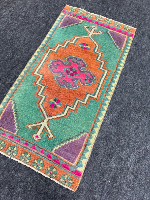 Turkish Yastik Rug 1'5" x 2'9" #24200
