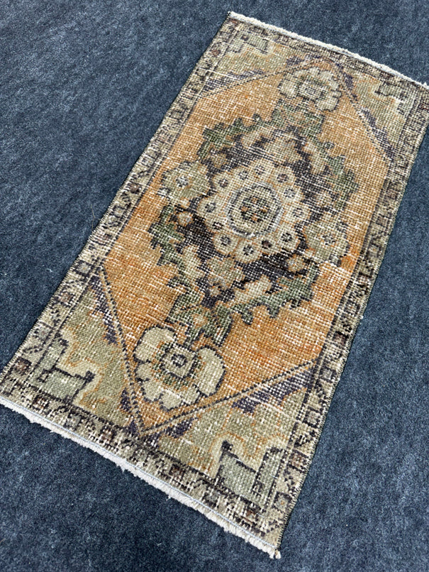 Turkish Yastik Rug 1'5" x 2'9" #24174