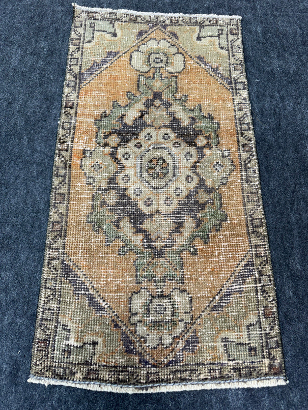 Turkish Yastik Rug 1'5" x 2'9" #24174