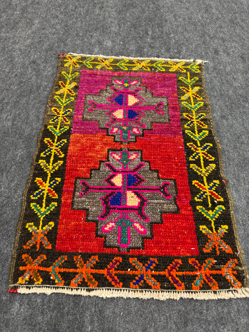 Turkish Yastik Rug  1'7" x  2'4" #24122