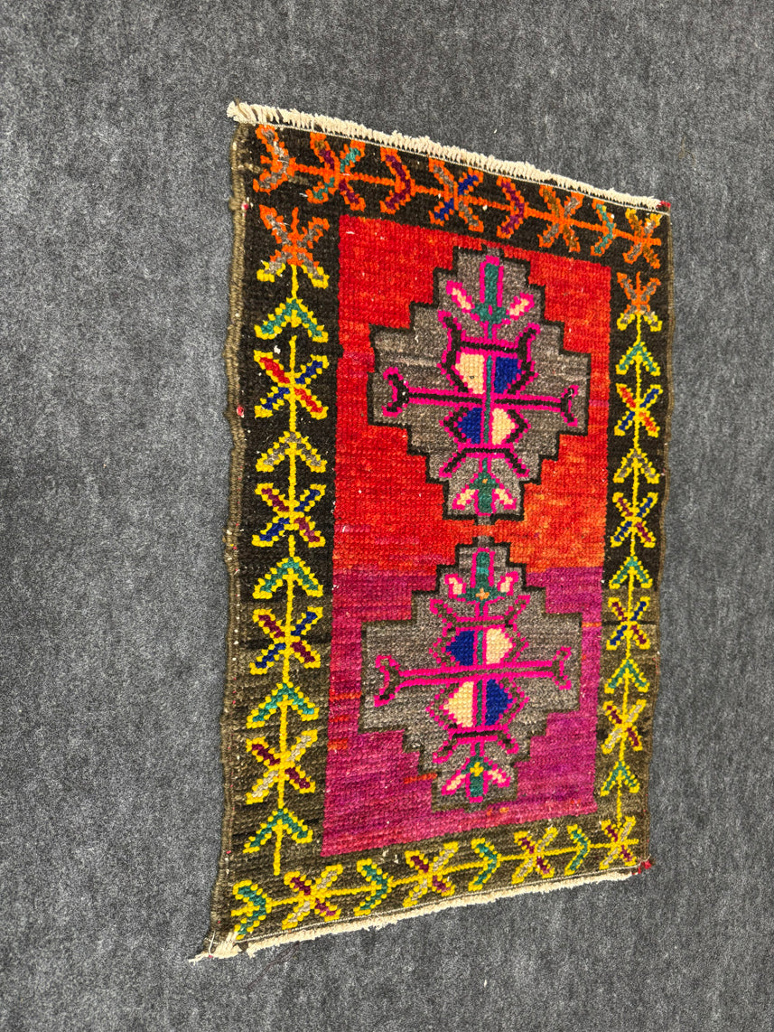 Turkish Yastik Rug  1'7" x  2'4" #24122